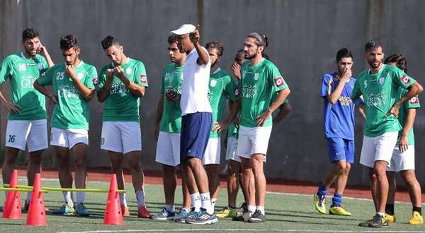 جانب من تدريبات فريق الأنصار
