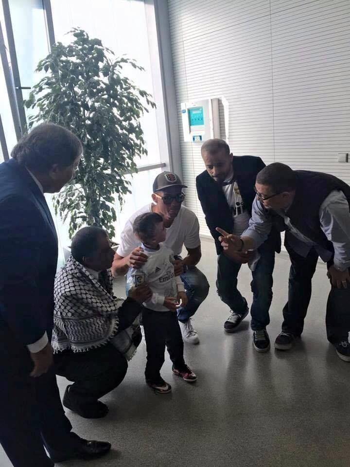 أحمد الدوابشة مع لاعبي الريال