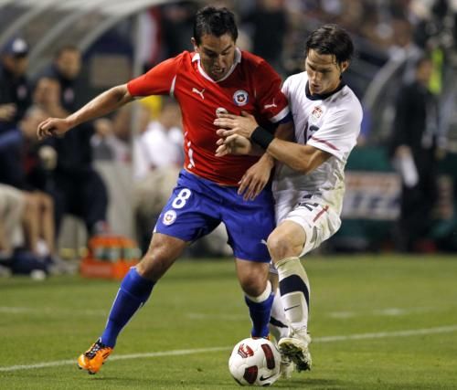  فرناندو مينيسيس "يسار الصورة" 