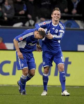 جيرمان جونز يحتفل بهدف الفوز لشالكة