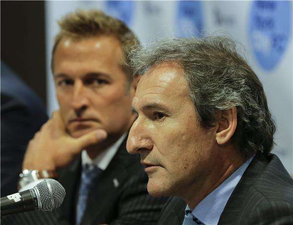 تشيكي بيجرستاين (يمين)