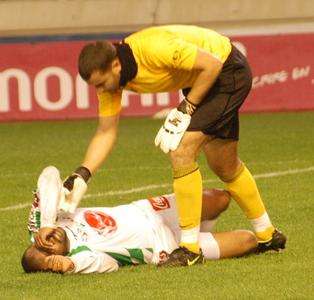 أرمومن أثناء معاناته من إصابة