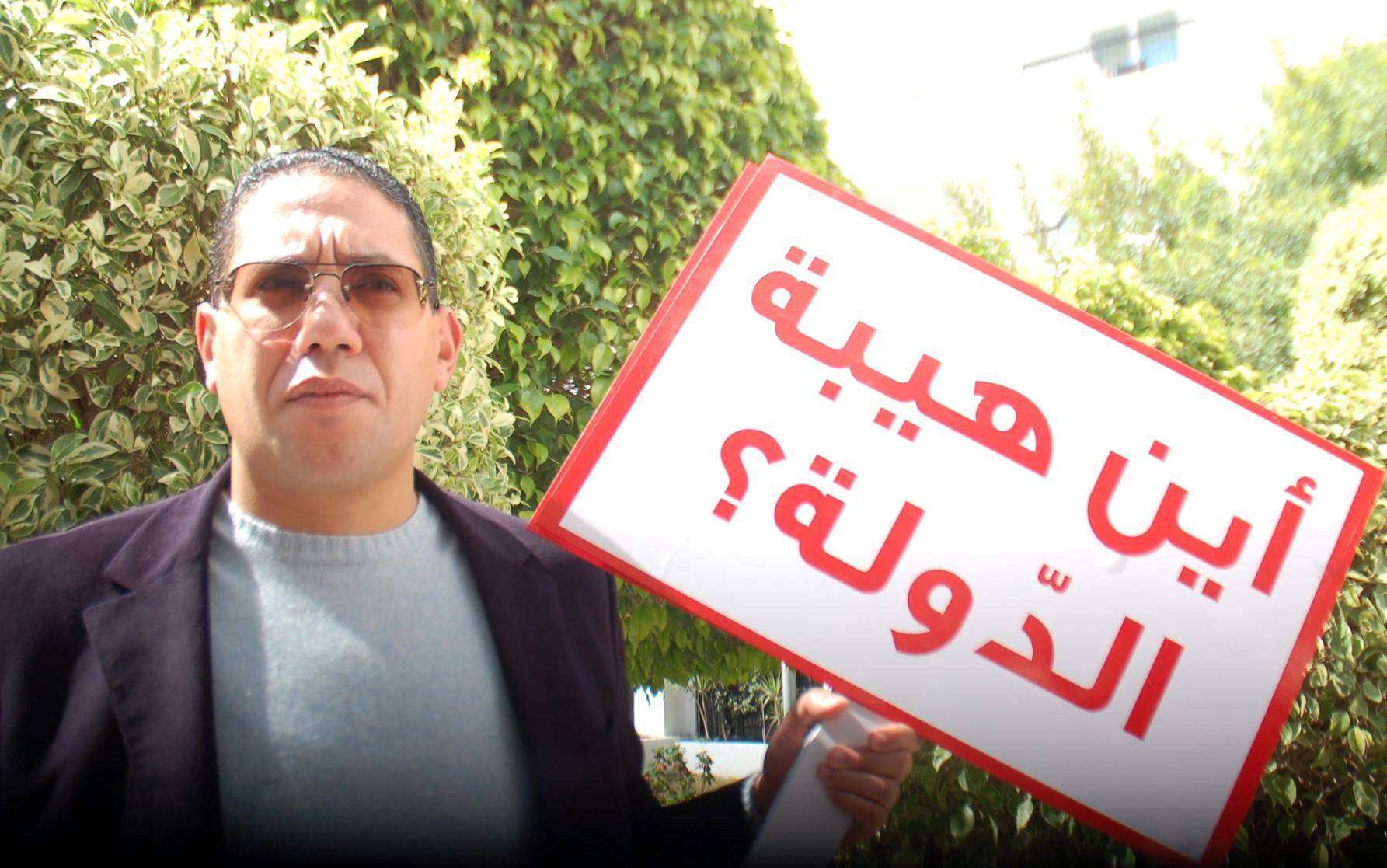 البارودي رافعا شعارا امام النزل