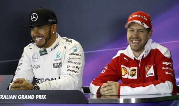هاميلتون وفيتيل خلال الندوة الصحفية 