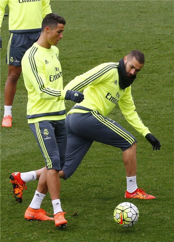 بنزيمة في تدريبات الفريق