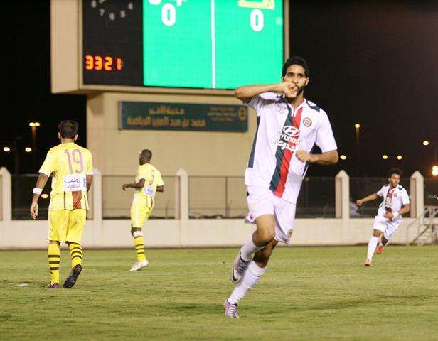 معاجم نادي الاتفاق هزاع الهزاع يحتفل بتسجيله هدفي فريقه 