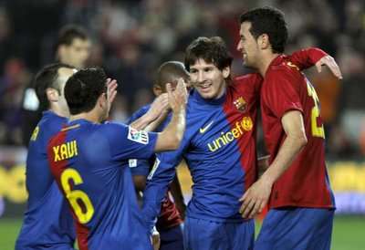 لاعبي برشلونة يحتفلون بتسجيل ميسي للهدف الثاني 