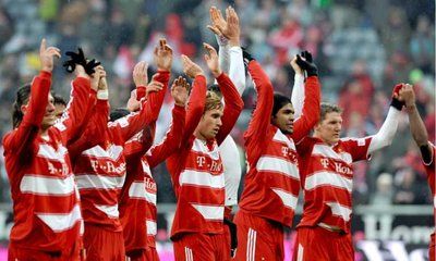 لاعبو بايرن ميونيخ يحتفلون بفوزهم العربض علي هانوفر 96