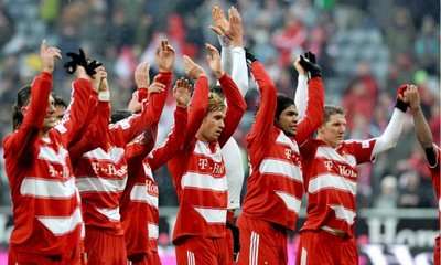 لاعبو بايرن ميونيخ يحتفلون بفوزهم العربض علي هانوفر 96