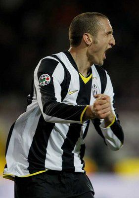 كيليني يحتفل بهدفه الغالي في مرمى تورينو