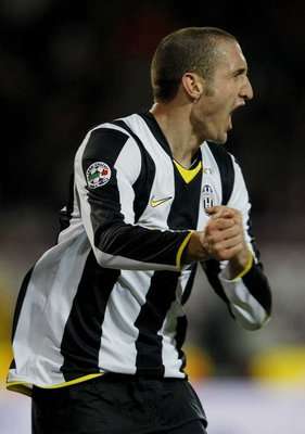 كيليني يحتفل بهدفه الغالي في مرمى تورينو