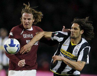 ناتالي ومحاولة ايقاف نجم اليوفي اماوري