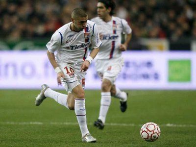 بن زيمة لاعب نادي ليون