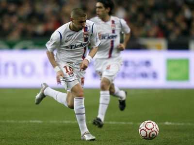 بن زيمة لاعب نادي ليون