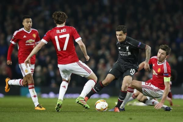فيليب كوتينيو خلال مباراة ليفربول  و مانشستر يونايتد