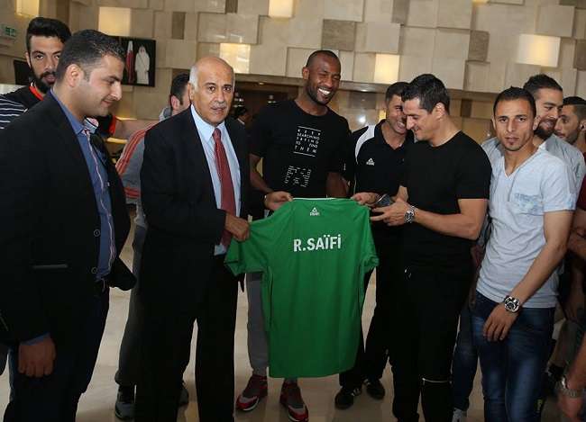 اللواء الرجوب يكرم اللاعب الجزائري رفيق صيفي