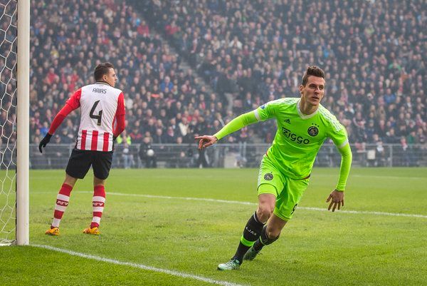 من مباراة أياكس وآيندهوفن 