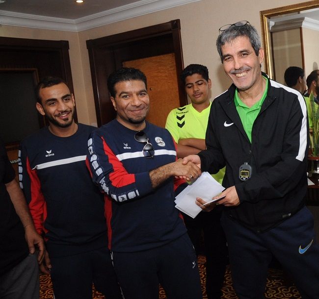 رئيس نادي النور حسين العبكري خلال تسليمه المكافآت المالية للفريق