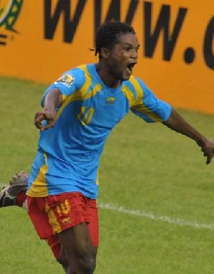 فرحة مبينزا بالهدف الثاني