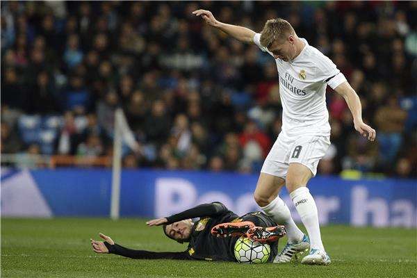 اسكوديرو في صراع مع كروس في المباراة 