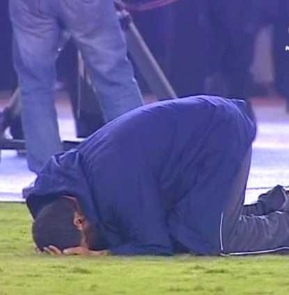 طارق العشرى يسجد شكرا لله بعد الفوز بكأس مصر