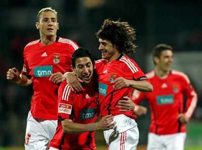 لاعبو بنفيكا يحتفلون بالأرجنتيني إيمار عقب احرازه الهدف الاول