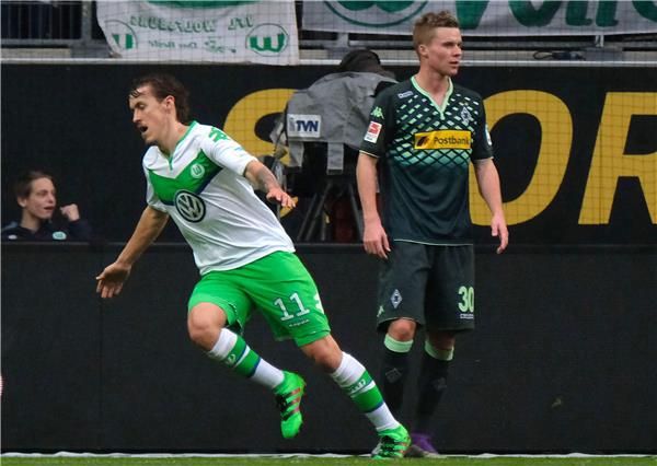 نيكو إلفيدي يمين الصورة 