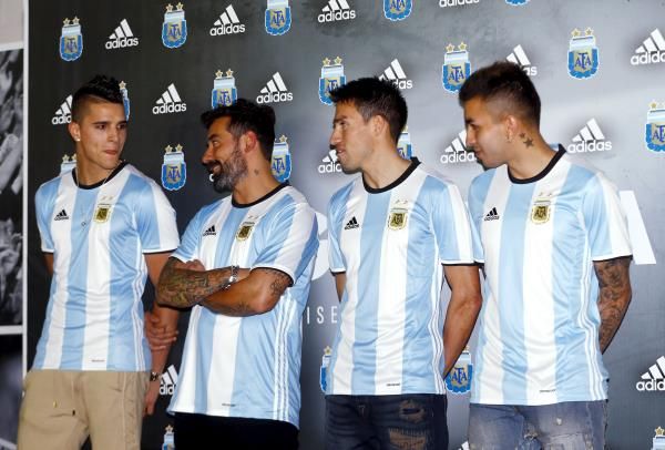 نيكولاس جايتان (الثاني من اليمين) يعرض الزي الجديد لمنتخب الأرجنتين