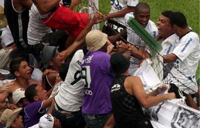 البرازيلي رونالدو يحتفل باحرازه هدف التعادل لفريقيه كورنثيانز