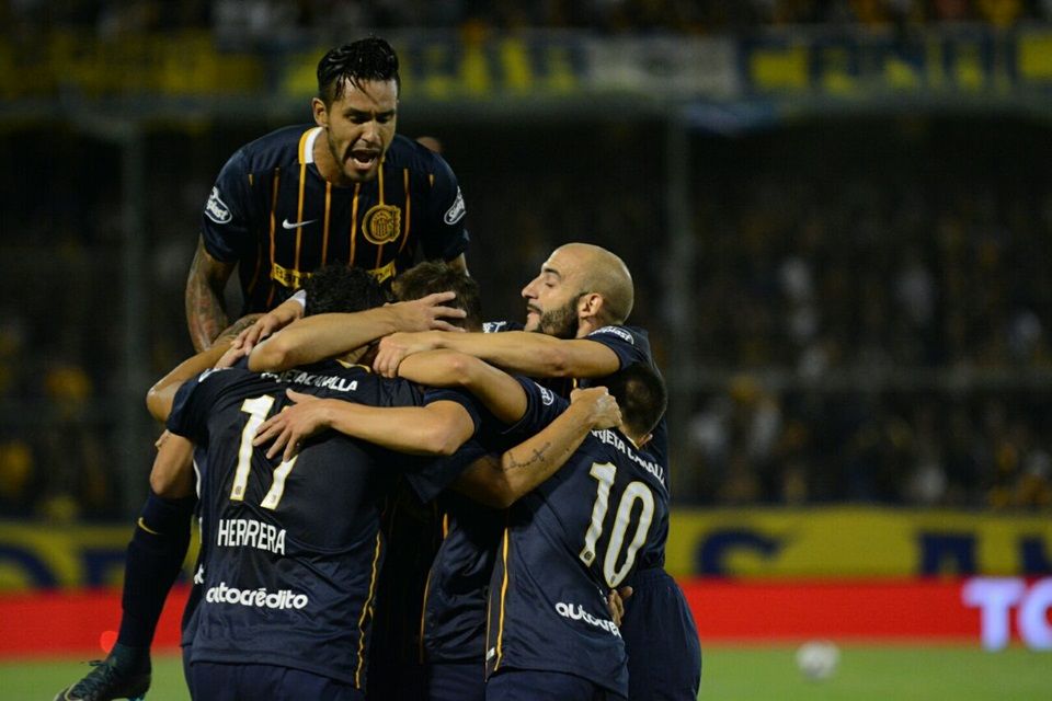 فرحة لاعبي روساريو سنترال بتسجيل الهدف