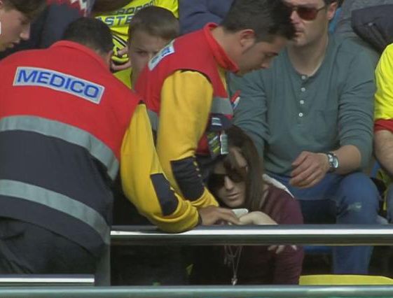 صورة للمشجعة بعد الاصابة