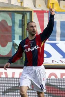 دي فايو يحتفل بثلاثيته في مرمى سمبدوريا