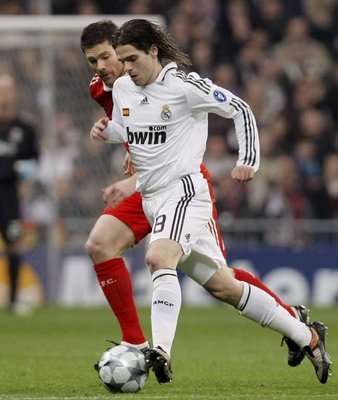 فيرناندو جاجو  و شابي  ألونسو في لقطة من مباراة الذهاب