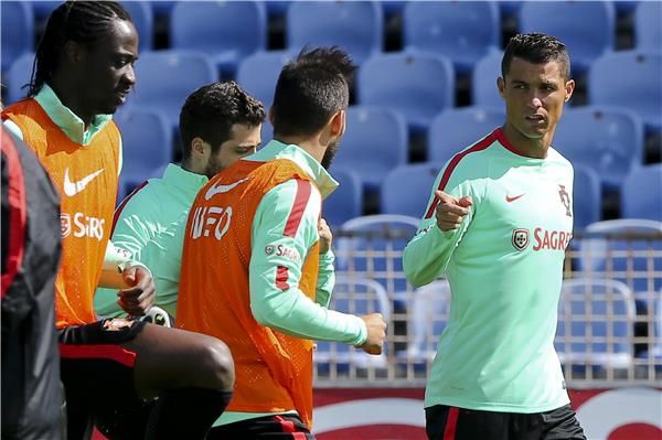 لاعبو البرتغال خلال تدريبات اليوم