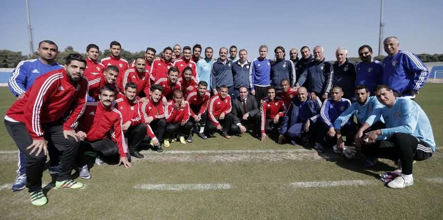 الأمير علي يتوسط لاعبي منتخب الأردن 