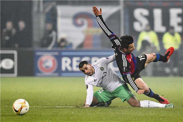 اسامة طنان بالقميص الابيض