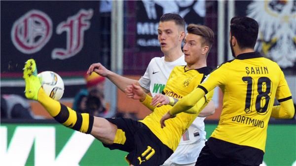 لقطة من مباراة أوجسبورج و بروسيا دورتموند