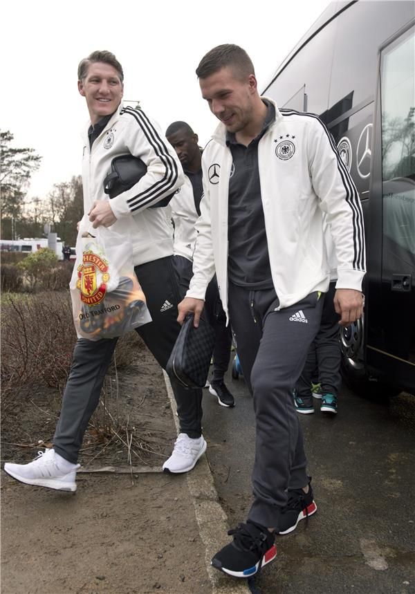 لوكاس بودولسكي و باستيان شفاينشتايجر خلال توجههما للتدريب