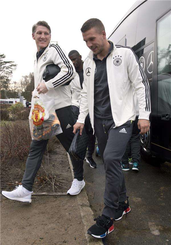 لوكاس بودولسكي و باستيان شفاينشتايجر خلال توجههما للتدريب