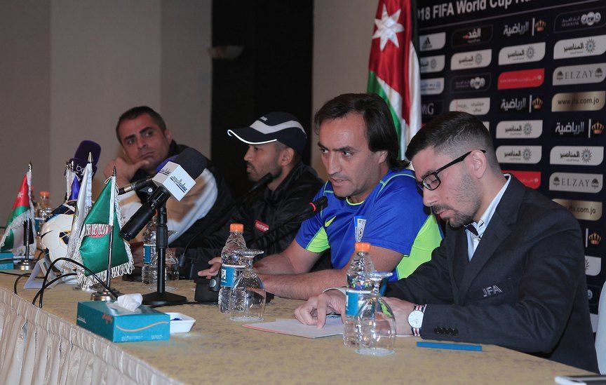 الإسباني جونزالو مدرب بنجلادش خلال حديثه بالمؤتمر الصحفي