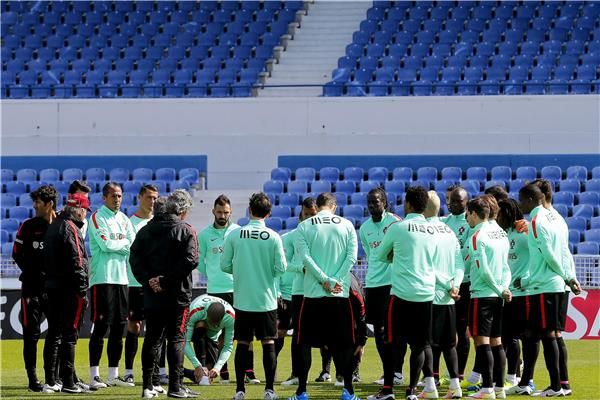 لاعبو  منتخب البرتغال في المران اليوم