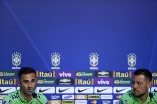 ألفيش وزميله جوناس في المؤتمر الصحفي