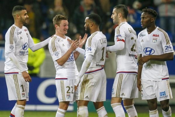 لاكزيت مع لاعبي ليون