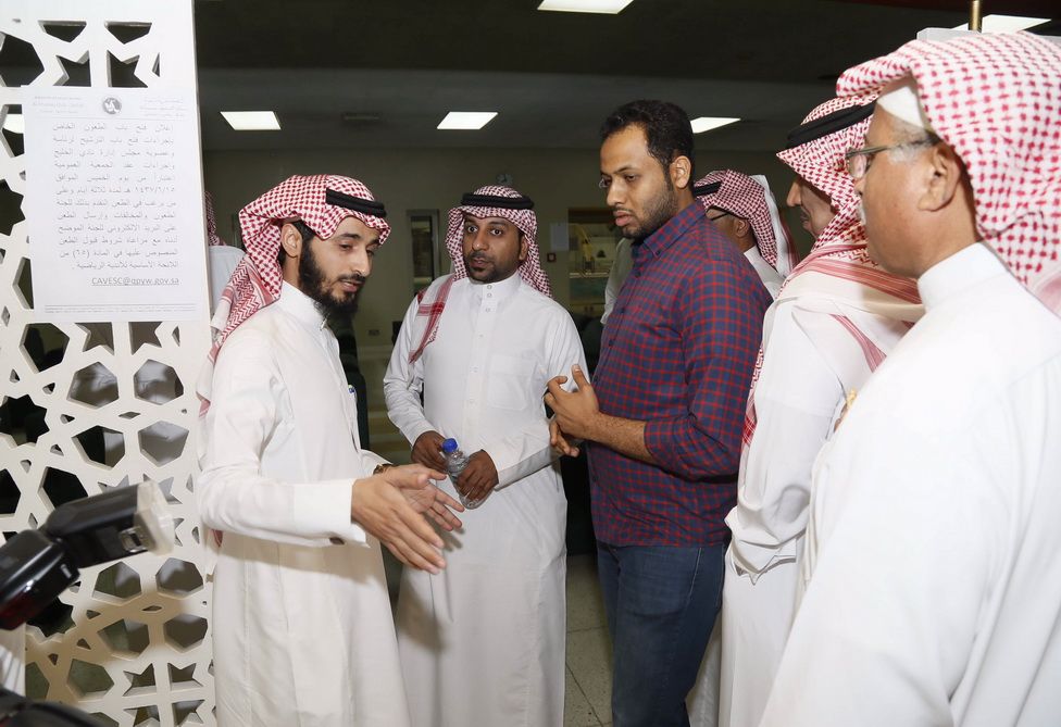 جانب من حديث مدير لجنة الانتخابات مع الإعلاميين لحظة منعهم من تغطية الجمعية العمومية