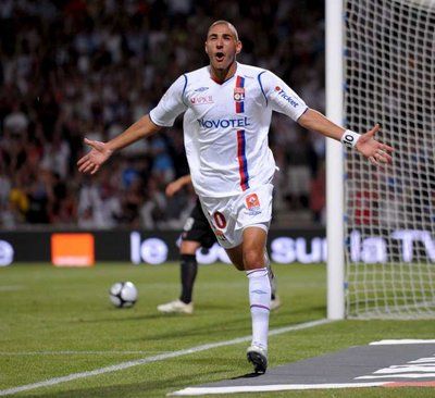 كريم بنزيمة نجم المنتخب الفرنسي وفريق ليون 