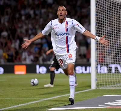 كريم بنزيمة نجم المنتخب الفرنسي وفريق ليون 