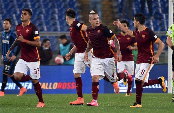 ناينجولان مع زملائه في الفريق