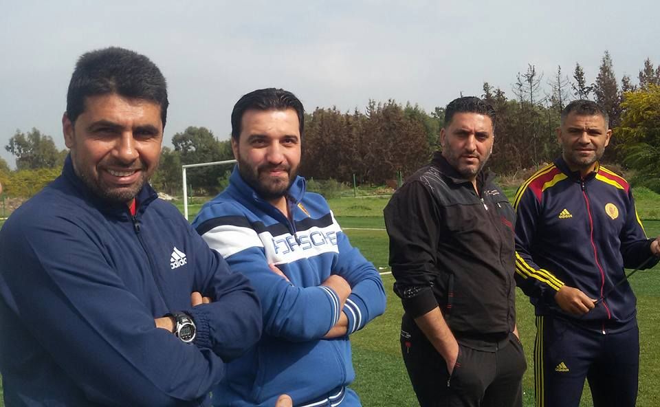 رئيس نادي تشرين مع جهازه الفني