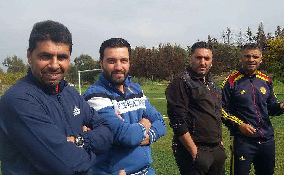 رئيس نادي تشرين مع جهازه الفني