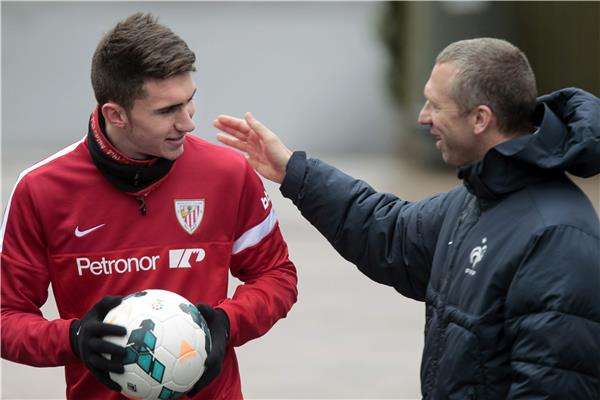 لابورت (يسار)